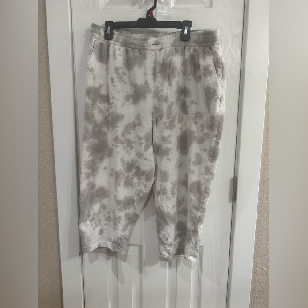 Tie-Dye Jogger capris - Neutral gray and white.